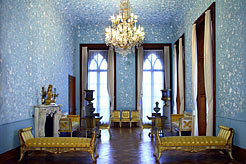 Голубая гостиная Воронцовского дворца с уникальной лепниной стен и потолка.